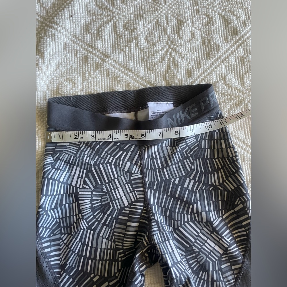 Nike Kids Geometric Black and White Leggings - Picture 6 of 6